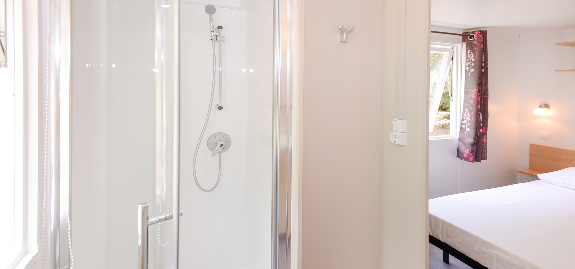 Camping la vetta location MH superieur 2CH salle de bain chambre